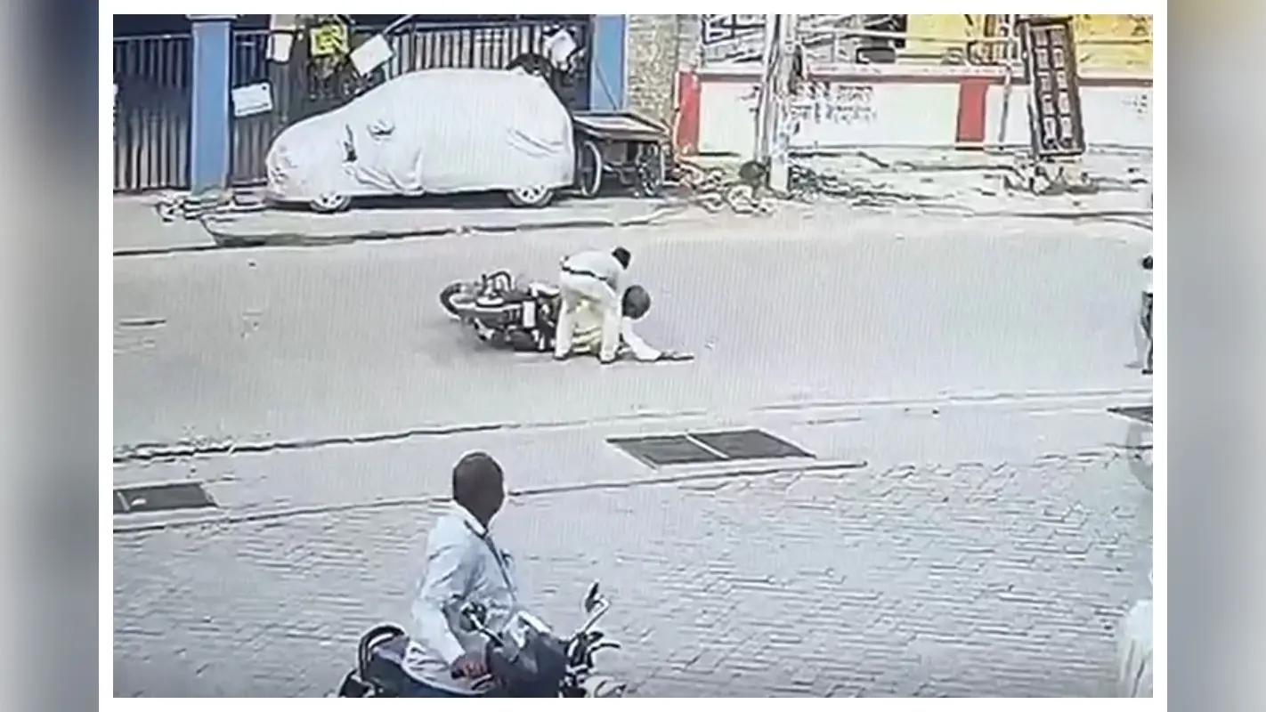 Muzaffarpur News:मुजफ्फरपुर के कलमबाग चौक पर एक्सीडेंट, बाइक सवार घायल
